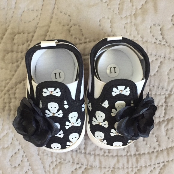NWOT ADORABLE Infant Skull Rose Rhinestone Shoes - Picture 2 of 10